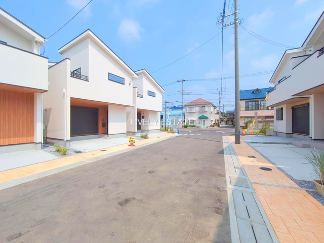 草加市氷川町 新築分譲住宅 全8棟 2号棟の前面道路含む現地写真