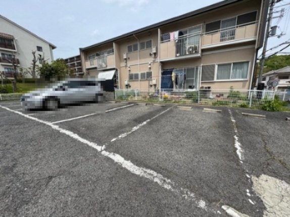 メゾン向陽台の駐車場
