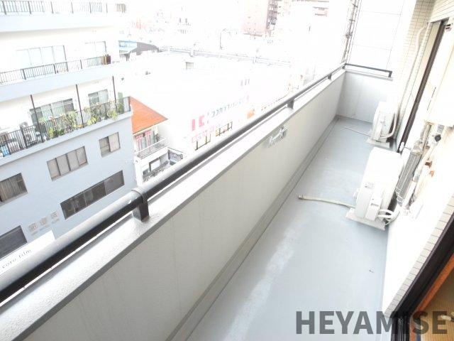 プラス・ドゥ・カネガエのバルコニー