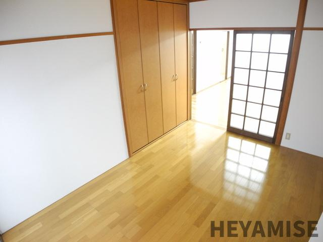 プラス・ドゥ・カネガエの洋室