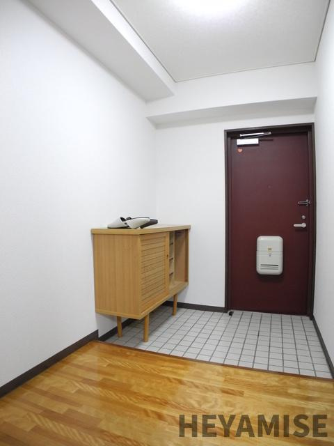 プラス・ドゥ・カネガエの玄関