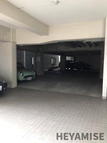 プラス・ドゥ・カネガエの駐車場