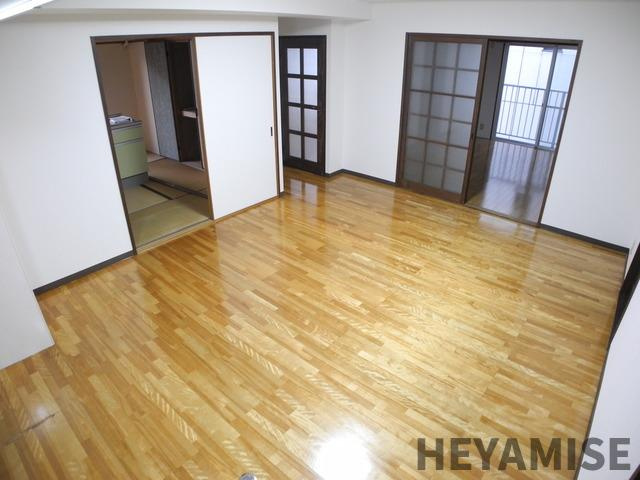 プラス・ドゥ・カネガエの居間・リビング