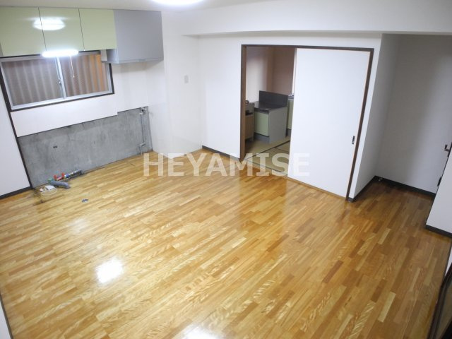 プラス・ドゥ・カネガエの内装