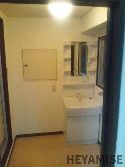 プラス・ドゥ・カネガエの洗面所