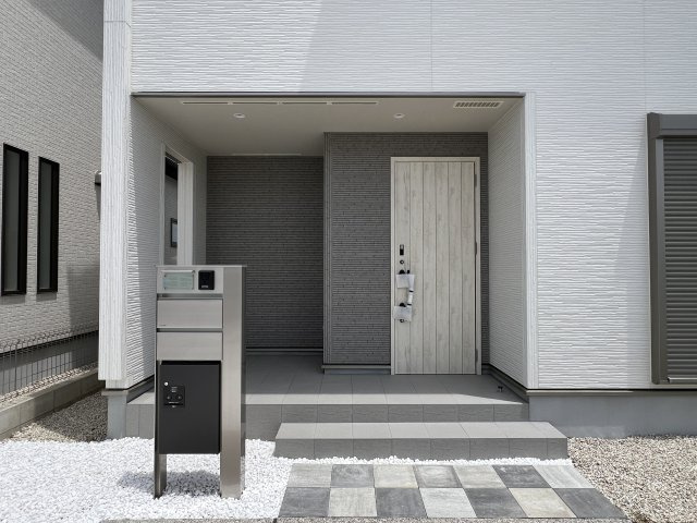 高浜市小池町1丁目　全2棟　2号棟のエントランス