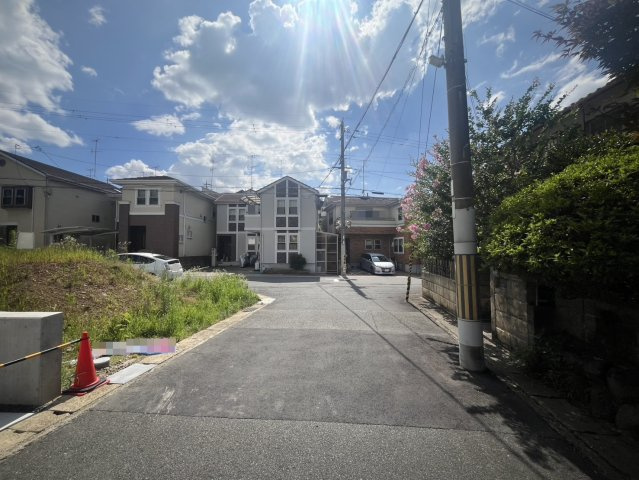 ◆全居室２面採光◆並列駐車２台可能◆４ＬＤＫ◆伏見区日野岡西町１期の前面道路含む現地写真|前道