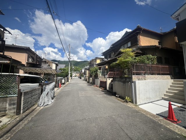 ◆全居室２面採光◆並列駐車２台可能◆４ＬＤＫ◆伏見区日野岡西町１期の前面道路含む現地写真|前道