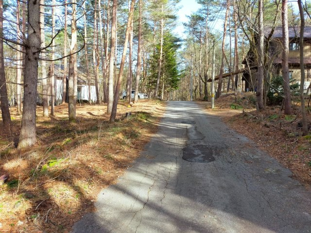 分譲地内/リゾート物件 別荘地管理規約ありの前面道路含む現地写真