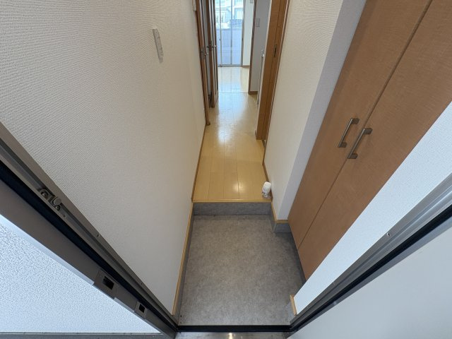 神戸市須磨区関守町２丁目のハイツの玄関