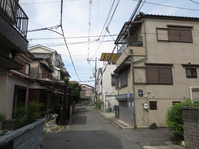 売土地　大東市中楠の里町（建築条件無し上物有）の前面道路含む現地写真