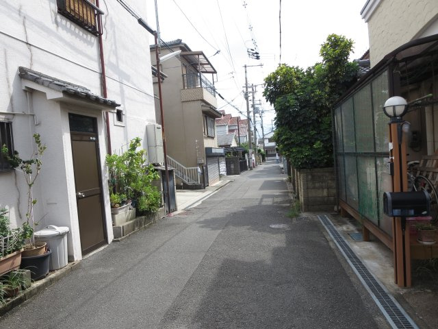 売土地　大東市中楠の里町（建築条件無し上物有）の前面道路含む現地写真