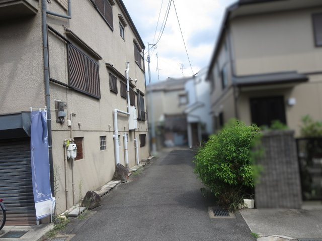 売土地　大東市中楠の里町（建築条件無し上物有）の前面道路含む現地写真