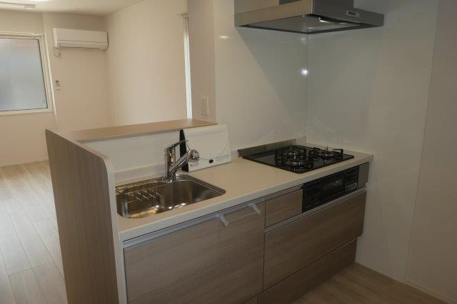 ベル・ポストのキッチン|３口ガスコンロ付システムキッチン