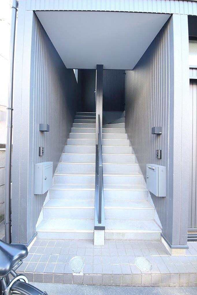 渋谷区笹塚３丁目のアパートのエントランス