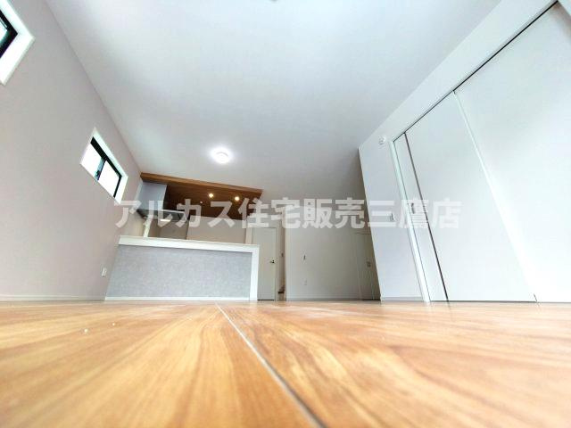 調布市深大寺東町６丁目 中央線 吉祥寺駅 新築戸建の居間・リビング