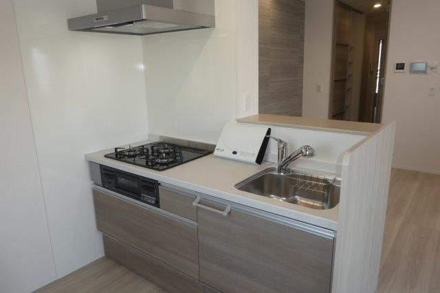 ベル・ポストのキッチン|３口ガスコンロ付システムキッチン