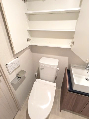 GEO ENT AKIHABARAのトイレ|温水洗浄便座、ペーパーホルダーにスマホストレージ付きです