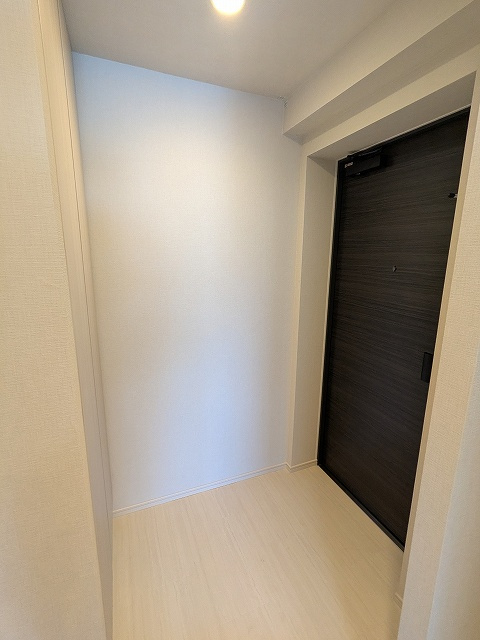 GEO ENT AKIHABARAの設備|ディンプルキーのダブルロックとタッチキーのセキュリティ、人感センサー付玄関ライト