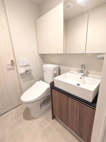 GEO ENT AKIHABARAの設備|2面鏡付ハンドシャワー付独立洗面台