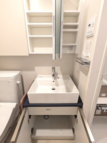 GEO ENT AKIHABARAの洗面所|2面鏡付ハンドシャワー付独立洗面台、タオルラックの上にスマホストレージ付きです