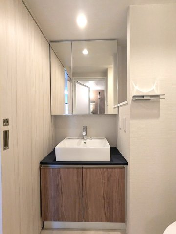 GEO ENT AKIHABARAの洗面所|2面鏡付ハンドシャワー付独立洗面台、タオルラックの上にスマホストレージ付きです
