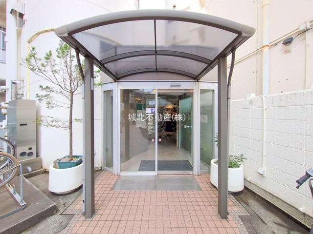 井草サマリヤマンションのエントランス