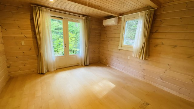 南軽井沢 南原エリア グルメ通り沿いの中古物件の洋室