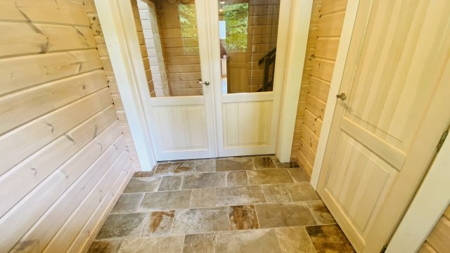 南軽井沢 南原エリア グルメ通り沿いの中古物件の玄関