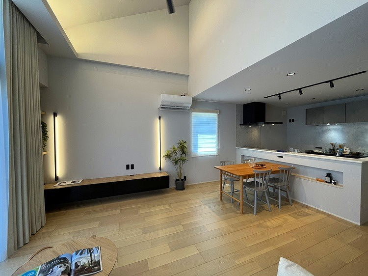 博労町4丁目　分譲住宅の居間・リビング|リビングになります。
落ち着いた色合いとなっております〇
