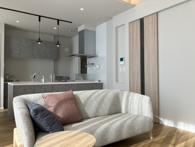 エムズガーデン福米東　 7号地分譲住宅の居間・リビング|南面の大開口から部屋の奥までたっぷり採光でき、
時間とともに移り変わる光の演出も楽しむことができます♪