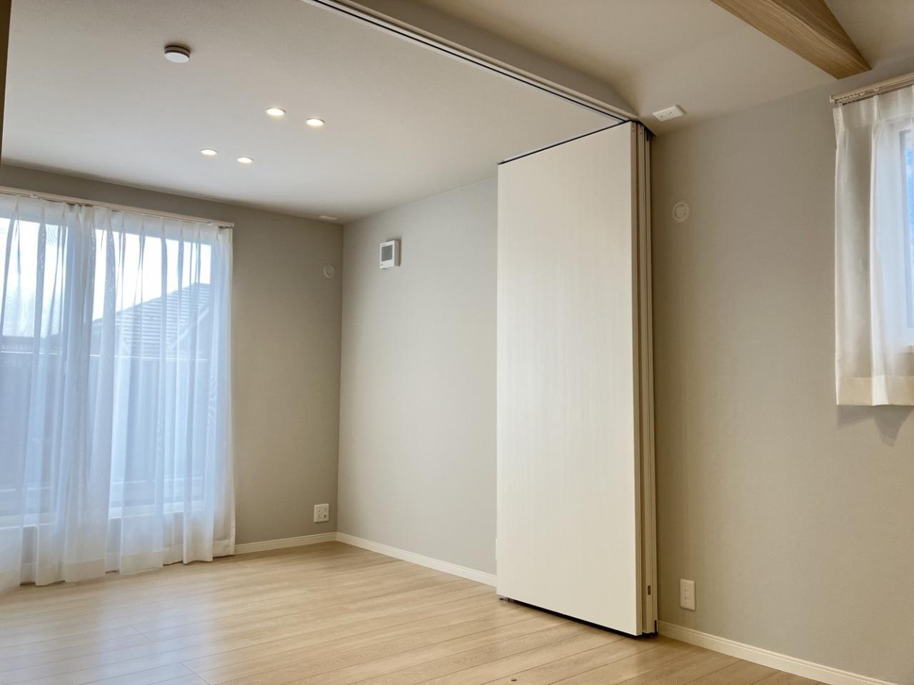 エムズガーデン福米東　 7号地分譲住宅の寝室|ホワイトとグレイッシュオークを基調とした、明るく心地の良い内観デザインです。ホワイトとグレイッシュオークを基調とした、明るく心地の良い良い内観デザインです。