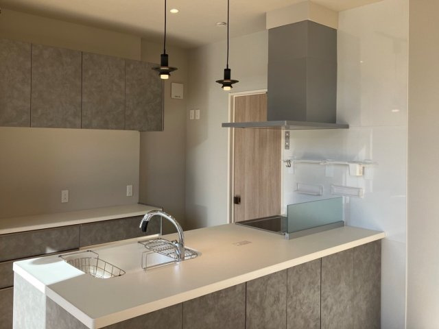 エムズガーデン福米東　 7号地分譲住宅のキッチン|ダイニングキッチンを回遊する動線と、バックヤードの動線を連動させました。
家事効率がアップ！