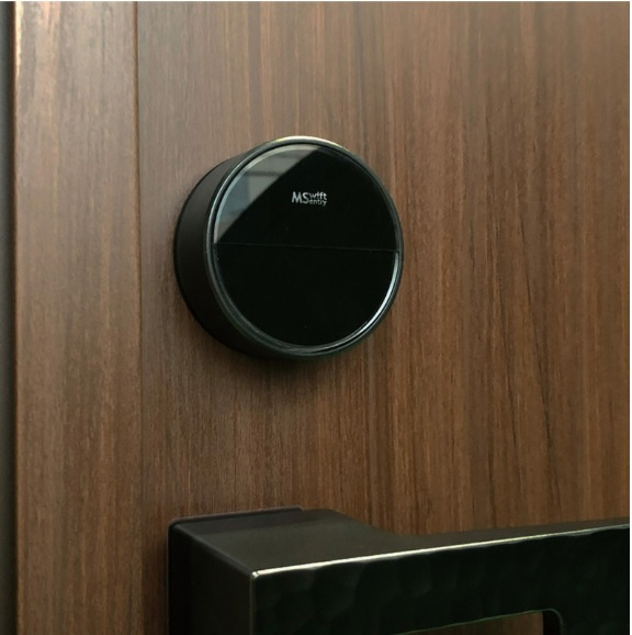 エムズガーデン福米東　 7号地分譲住宅の防犯設備|触れるだけで玄関ドアがあくミサワスウィフトエントリーキー
シリンダーとリーダー部分が一体化したシンプルデザインの電気錠です。
鍵穴に指して回さなくても指で触れるだけで鍵の開閉が可能です。