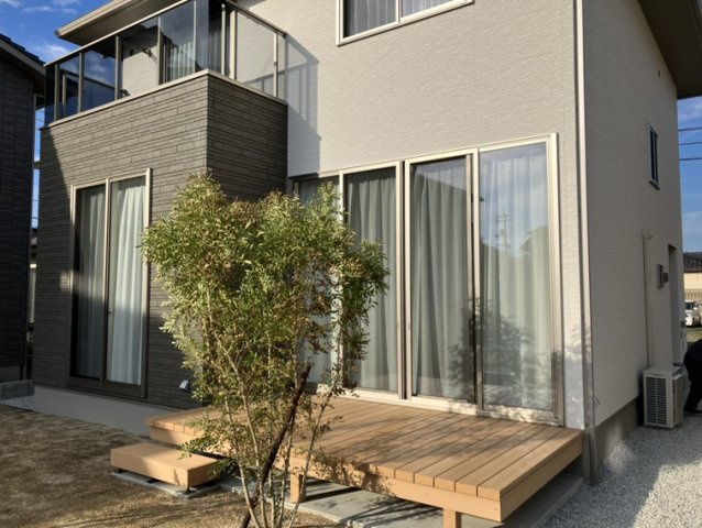 エムズガーデン福米東　 7号地分譲住宅の外観|リビング南の大開口窓からはたっぷりと日差しが入り、お部屋全体が明るく感じられます♪

ウッドデッキ付となっております。
ウッドデッキの美しさが外観を引き立ててくれます◎
