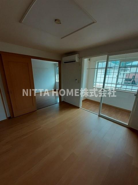 アルモニーハイツⅡの居間・リビング|１１．９帖のリビングルームにサンルームを完備＊