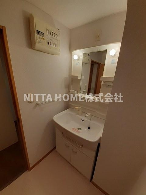 アルモニーハイツⅡの洗面所|独立洗髪洗面台がついています＊