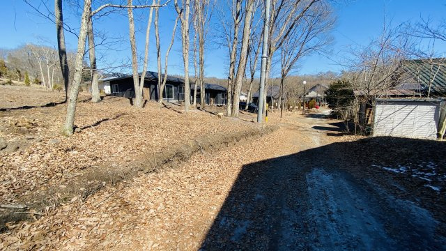 西軽井沢 追分エリア 閑静でアクセスの良い売土地の前面道路含む現地写真