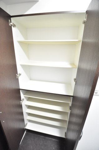 大阪市旭区高殿３丁目の賃貸マンションの玄関