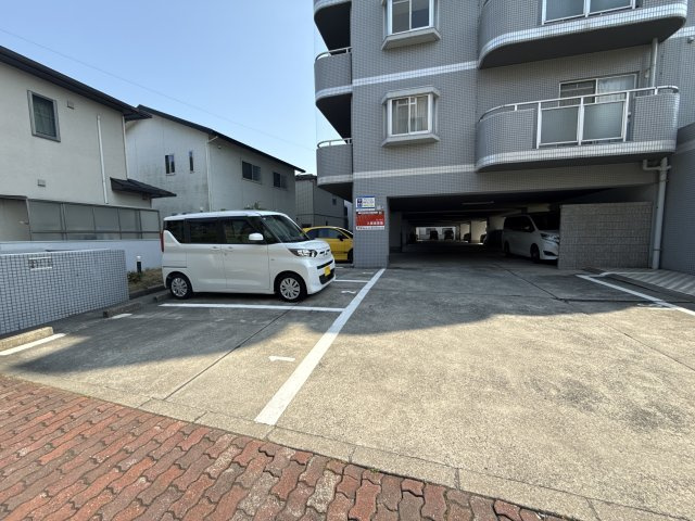 キャッスルコート御立の駐車場
