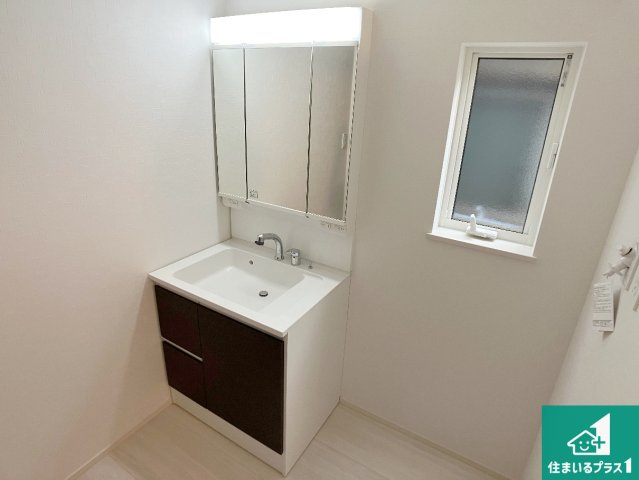 高砂市米田町塩市　第2期　新築一戸建ての独立洗面台|清潔感のある洗面台です。フラットな鏡は掃除がしやすく毎日清潔！鏡裏には収納があるのでスッキリとした洗面台が保てます。