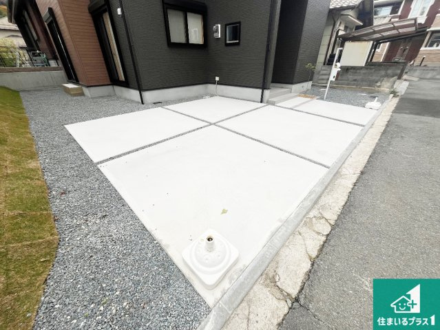 高砂市米田町塩市　第2期　新築一戸建ての駐車場|並列２台駐車可能！ゆとりの駐車スペースで車庫入れもスムーズ！