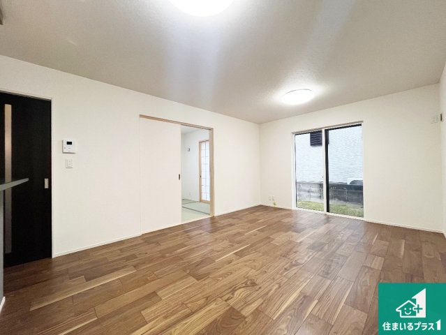 高砂市米田町塩市　第2期　新築一戸建ての居間・リビング|日当たり良好の明るいリビングで朝の目覚めもスッキリできそう！対面キッチンでご家族のコミュニケーションも自然と増える設計！小さなお子様が遊ぶスペースを作っても広々とくつろげるLDK！