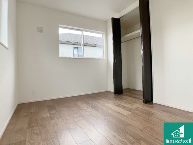 高砂市米田町塩市　第2期　新築一戸建ての洋室|収納スペースが充実しているので子供の成長に合わせてたくさん収納ができます！家族構成に合わせた様々な活用ができる収納！