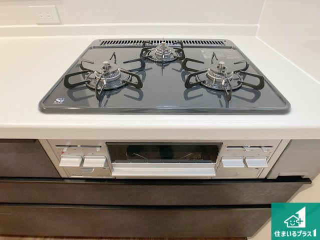 高砂市米田町塩市　第2期　新築一戸建ての設備|ダブル高火力Ｓｉセンサー付きコンロ！３口あるので、まとめて料理をする時も大活躍！