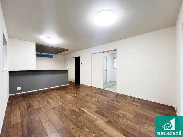 高砂市米田町塩市　第2期　新築一戸建ての居間・リビング|シンプルなリビングは、観葉植物等のインテリアを楽しめますね！パパ好みにも、ママ好みにも家具次第で雰囲気を変えることができます！