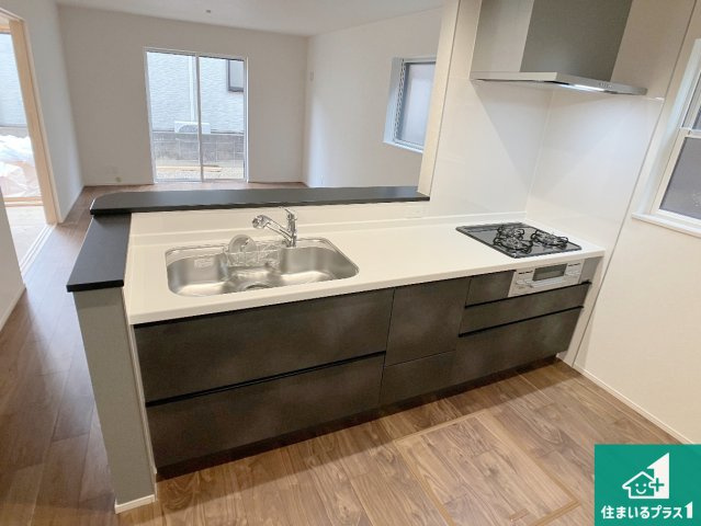 高砂市米田町塩市　第2期　新築一戸建てのキッチン|子供を見守りながらお料理が出来るため家族のコミュニケーションか増えます♪スペースが広く確保されている為お子様が大きくなったときは一緒に料理を楽しめます♪