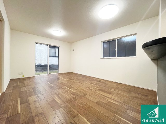 高砂市米田町塩市　第2期　新築一戸建ての居間・リビング|明るいリビングで朝の目覚めもスッキリできそう！対面キッチンでご家族のコミュニケーションも自然と増える設計！小さなお子様が遊ぶスペースを作っても広々とくつろげるLDK！