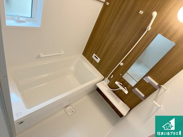 高砂市米田町塩市　第2期　新築一戸建ての浴室|足をゆったり伸ばして寛げる浴槽です。窓が設けられていますので差し込む光が明るく穏やかな雰囲気にしてくれます♪浴室乾燥機も設置しているので、雨の日の洗濯物も安心です♪