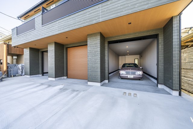 ザ・ハウス天王台　ガレージハウスの駐車場|電動シャッター付き